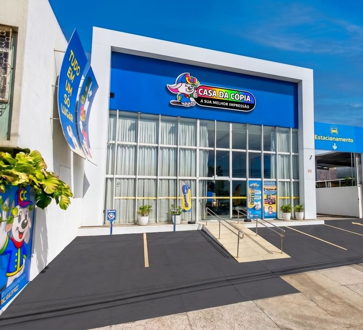 Fachada da Megastore da Casa da Cópia, prédio azul e branco com estacionamento próprio