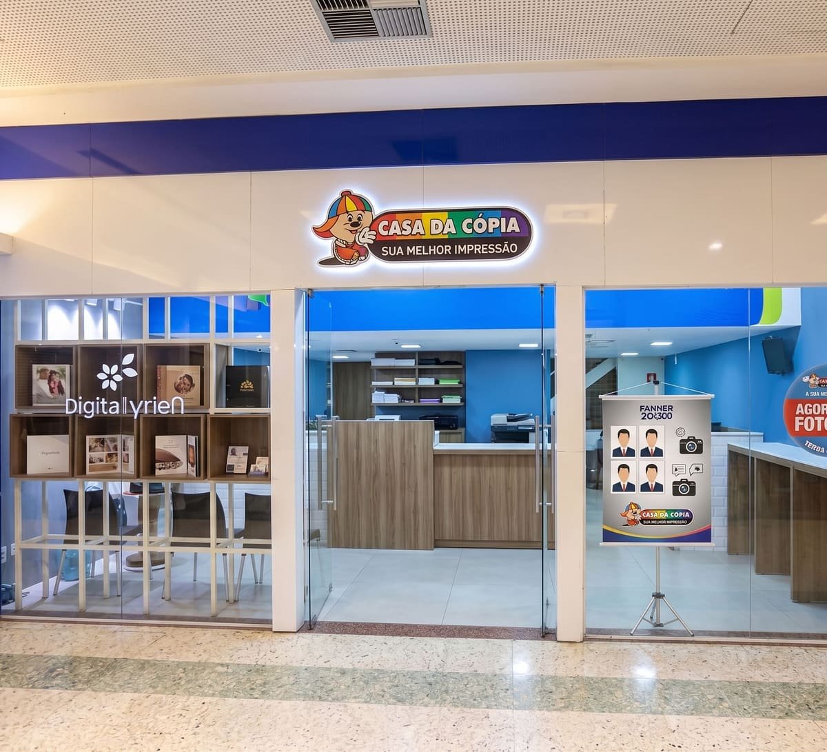 Loja da Casa da Cópia em shopping, com vitrine de produtos e balcão de atendimento ao fundo