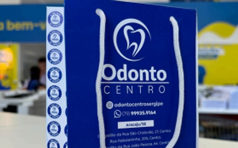 Sacolas e caixas personalizadas com a marca do cliente impressa