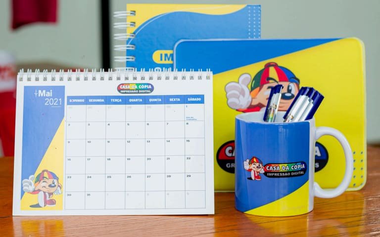 Itens personalizados de gráfica digital: canecas, crachás e adesivos impressos